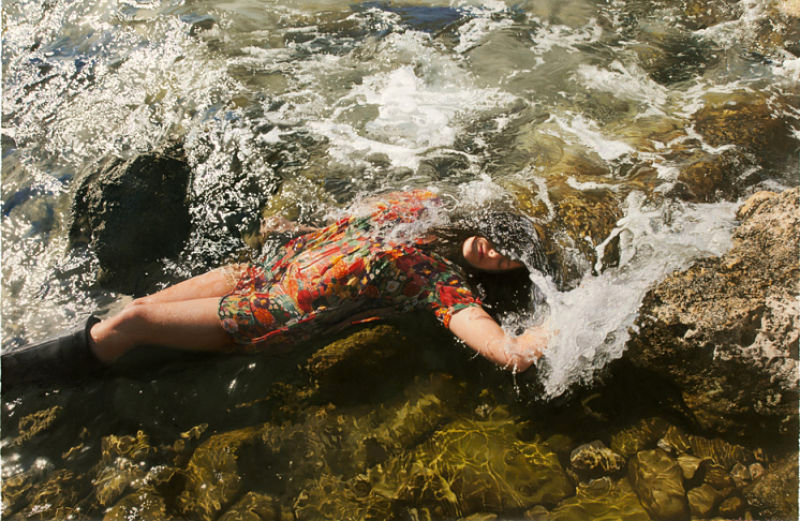 Illustration for article titled Sensual images of dreamy women are actually incredible oil paintings
